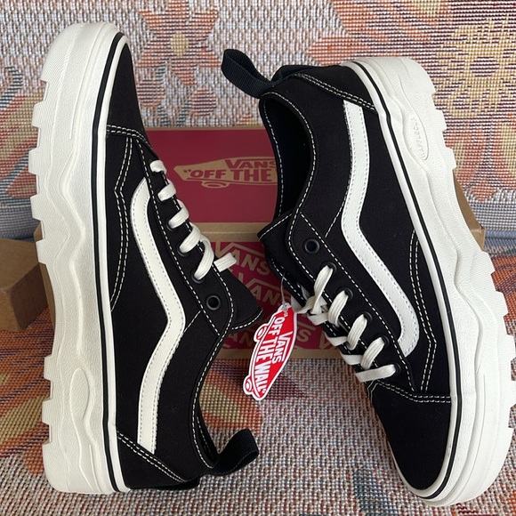 Vans Men’s Sentry Old Skool (Canvas) Black/Marshmallow
VN0A5KR3VQE
Sneakers - Picture 12 of 16